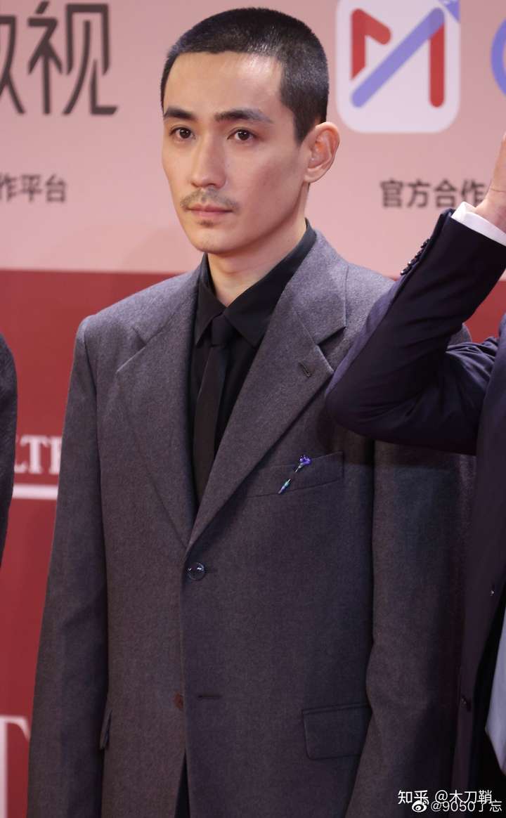 如何评价朱一龙在上海电影节的寸头胡子造型?