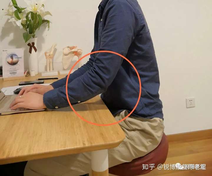 工位调整 01 座椅高度◆最佳高度 手肘可放松搭于桌子上 座椅