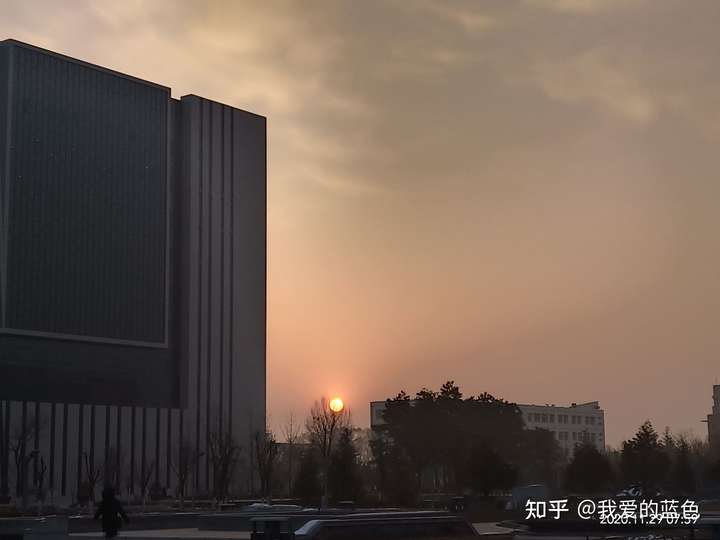 陇东学院的图书馆或教室环境如何?是否适合上自习?
