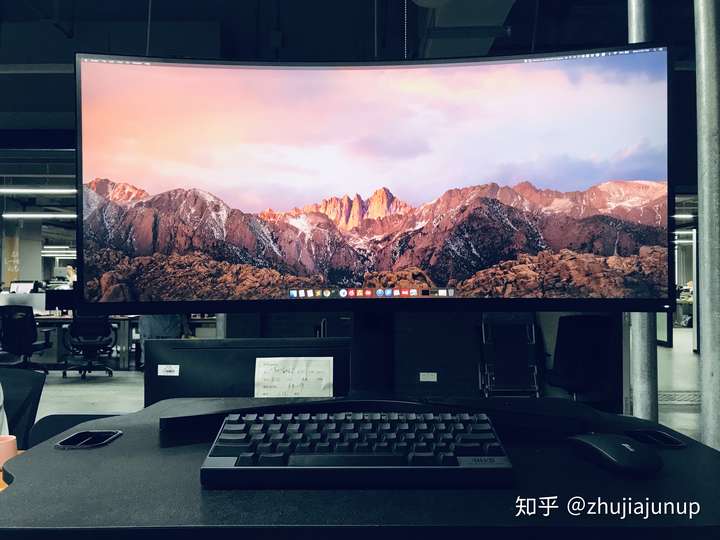 现在键盘用的是hhkb,显示屏用的是小米34寸曲面屏,配合magnet工具,敲