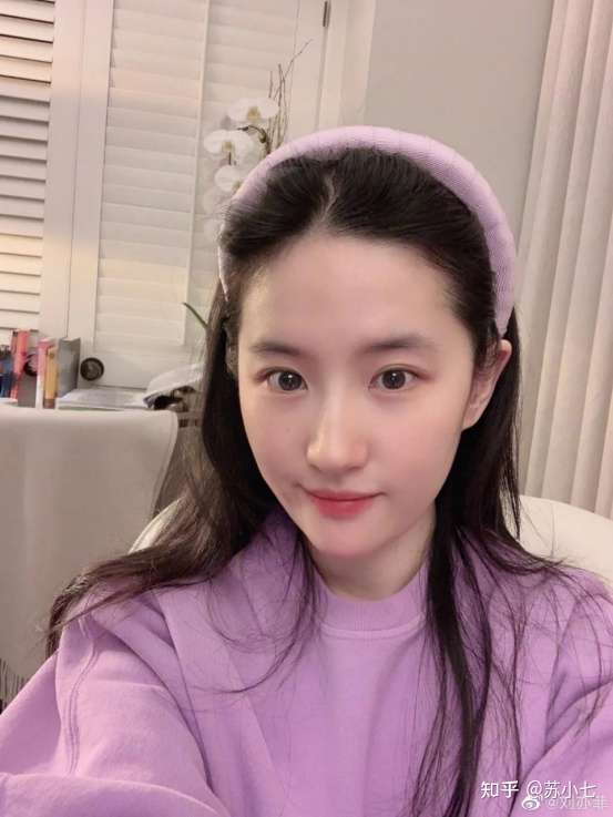 素颜美女:皮肤好,五官好.