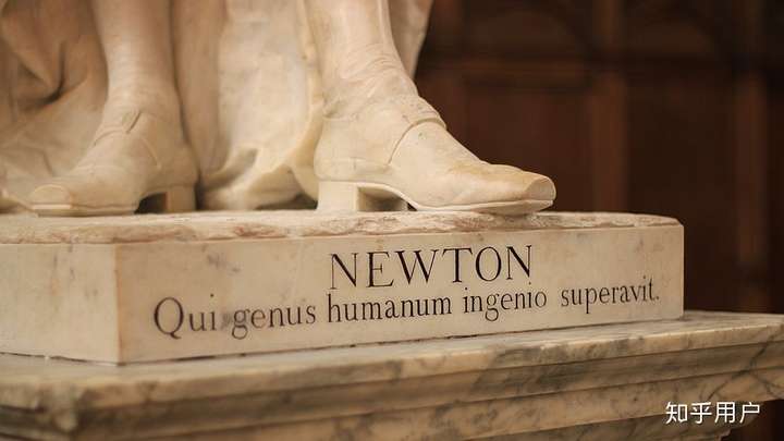 三一学院牛顿的雕像下刻的是:" newton qui genus humanum ingenio