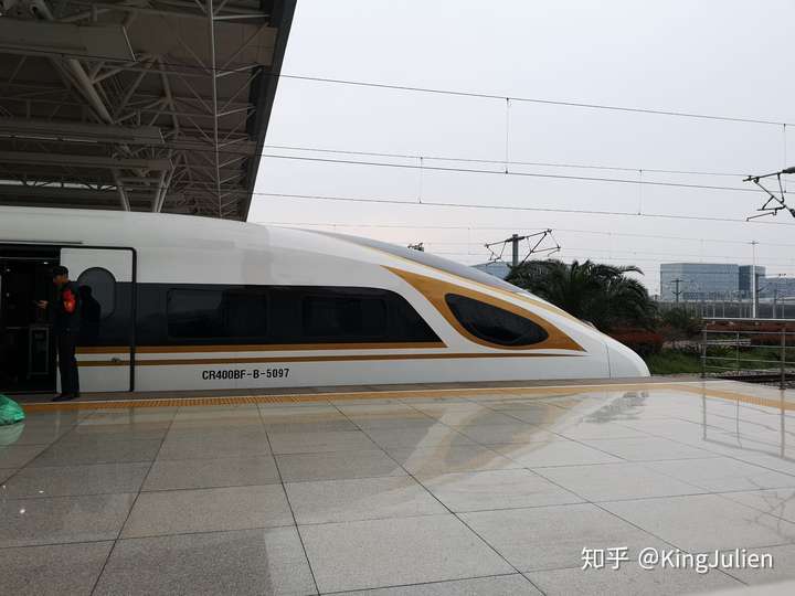 即使是上海虹桥站,在面对17编组的cr400bf-b时,也是只能勉强接纳,车头