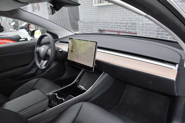 新款特斯拉model 3内饰谍照 车内使用便利性进一步优化