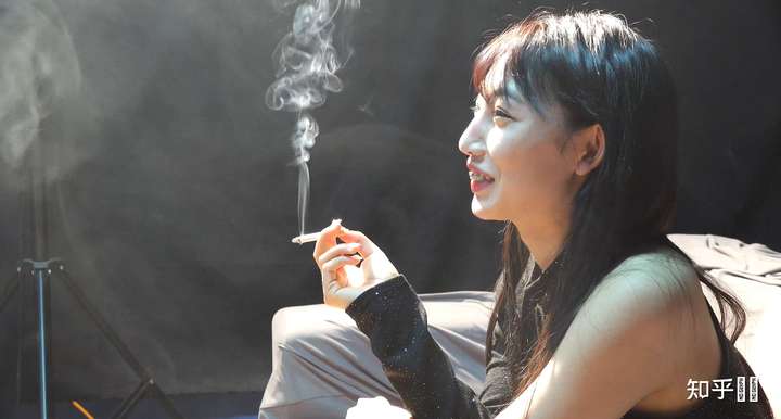 为什么抽烟的女生大部分都比较漂亮?