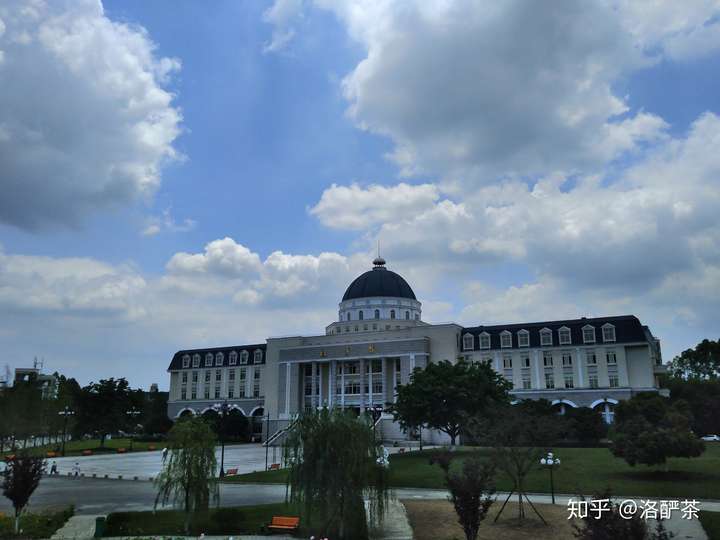 四川大学锦城学院的图书馆或教室环境如何?是否适合上