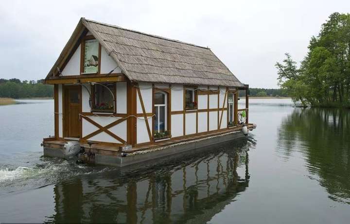 浮动房屋就是漂浮在水面上的房屋 这种建筑是来源于荷兰.