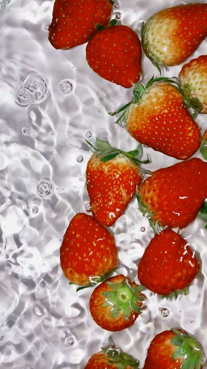 大家有没有比较好看的草莓的壁纸呀?
