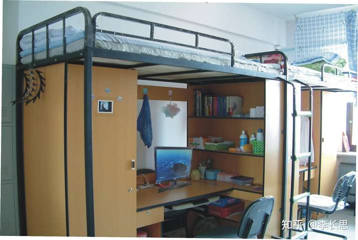 郑州商贸旅游职业学院的宿舍条件如何?校区内有哪些生活设施?