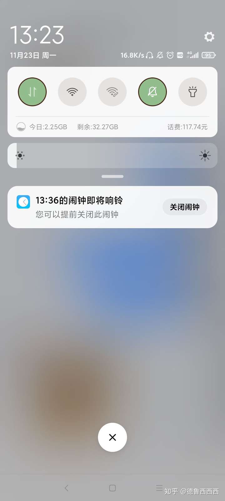 不是屏幕有问题,而是两个页面叠加在了一起,但是在上面的页面又有些