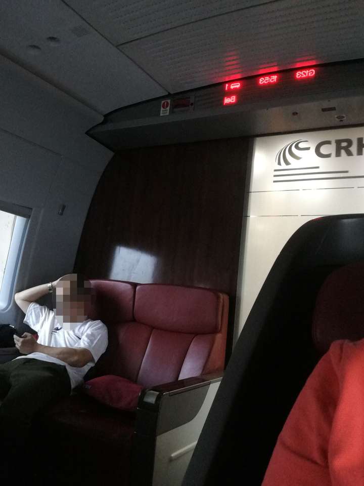 图,京沪高铁crh380cl商务坐车厢里面的奇葩一等座.