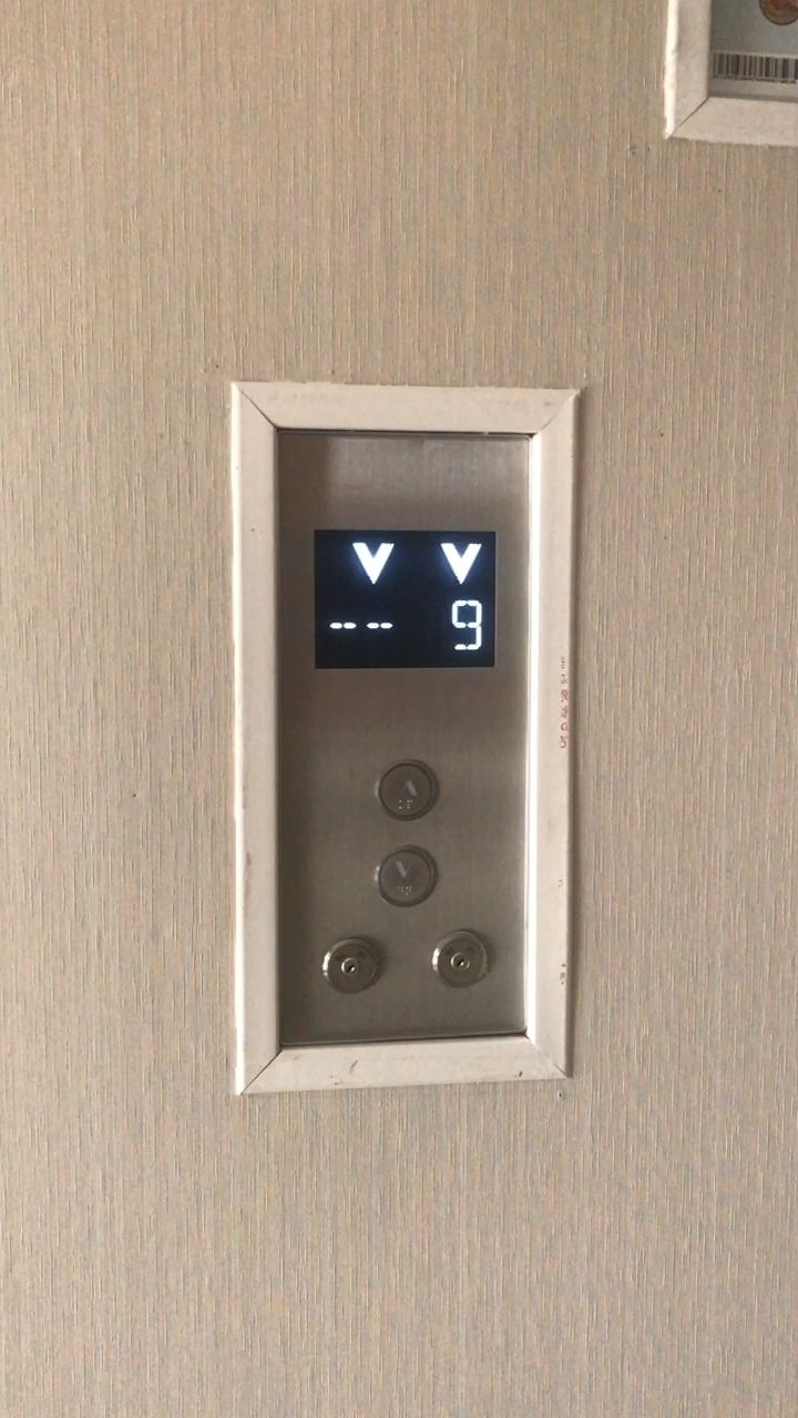电梯总是迫降怪吓人的,什么原因?