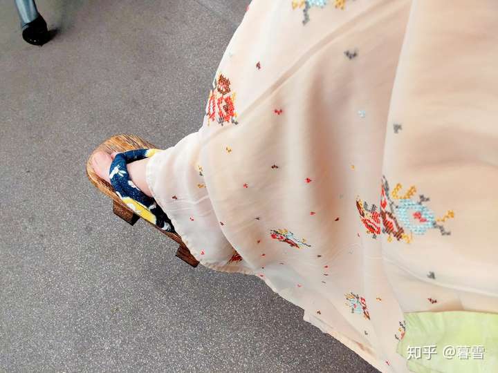 爱穿汉服的小姐姐们来回答一下女生穿汉服脚上应该穿什么鞋和袜子最