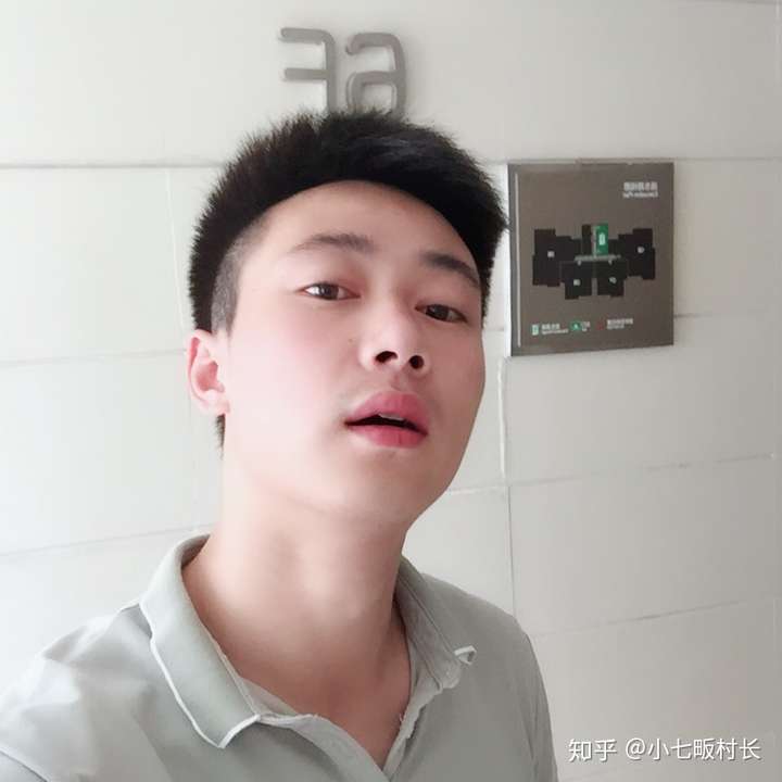 为什么男生拍照时都喜欢仰头,也可以说是鼻孔朝镜头?