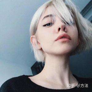 一,女生长白头发的原因  1,先天因素 少白头常常有家族史,也bai可
