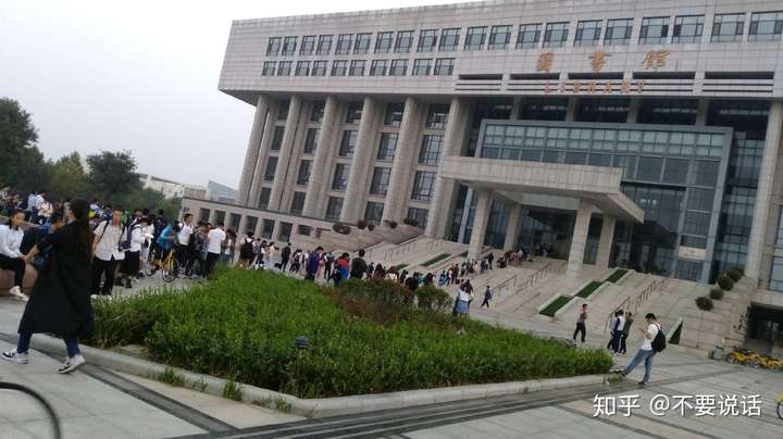 不得不说,齐工大的图书馆是个学习的好地方,你有见过清晨四五点钟排长