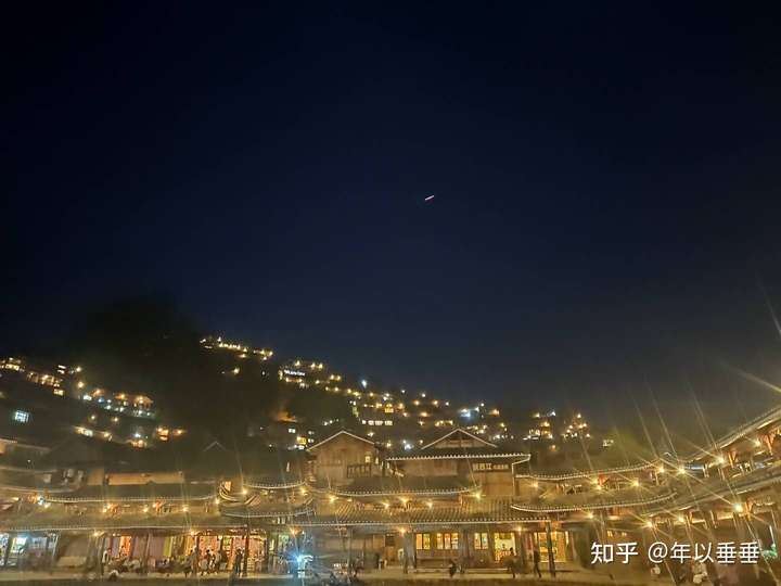 感觉那里晚上的夜景也很好看,晚上遍山的苗寨都亮起了灯光(ps:原谅