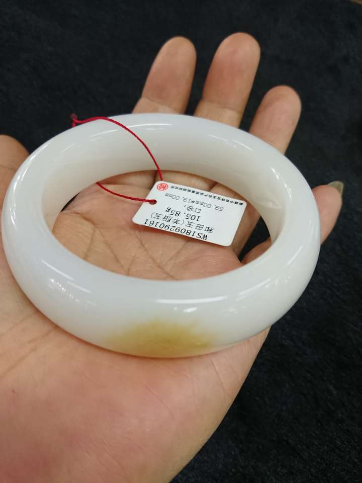 大家帮忙看看这是羊脂玉镯子吗?如果是值多少钱?谢谢?