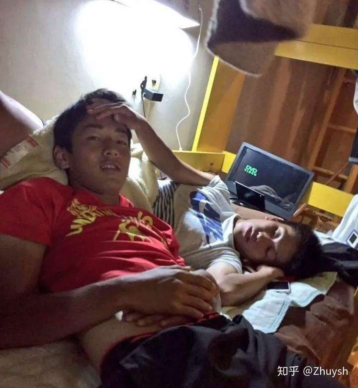 弯男爱上直男是什么体验?