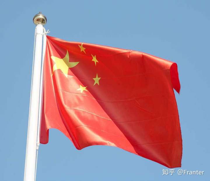 每当你看到五星红旗迎风飘扬时,那抹鲜红不会让你心情激动吗!