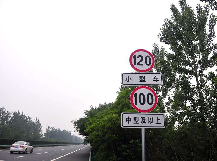 为什么高速公路时速在80公里以上的道路都使用绿底白字的交通标志牌?
