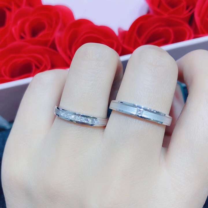 男女热恋中该怎么戴戒指?