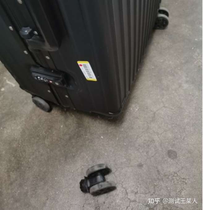 旅行途中,不争气的旅行箱,轮子掉了