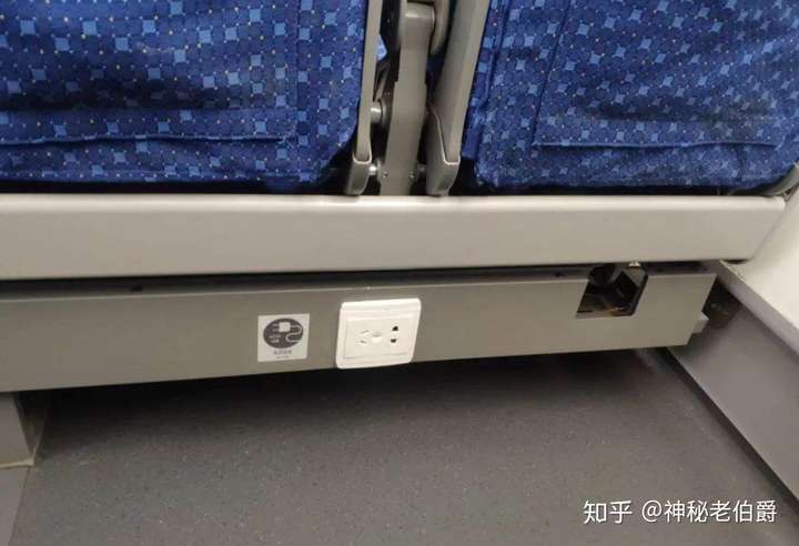 你看现在的高铁二等车厢,每个座位底下都有独立的充电插座.