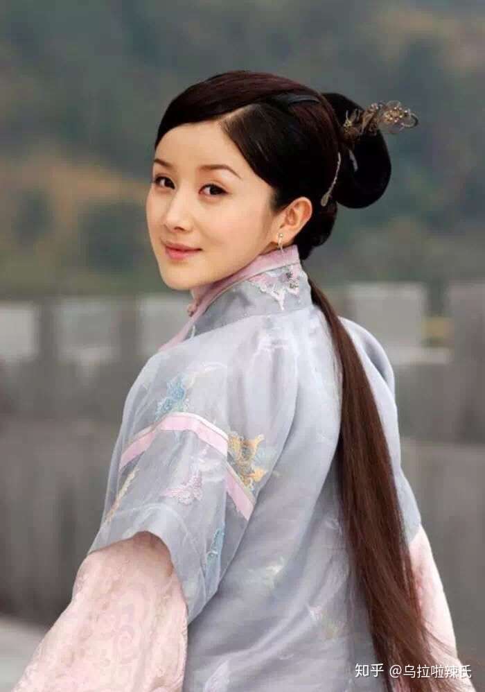 接着是《七剑下天山》里的侠女之母董小宛,朴素造型,温婉秀丽,对得起
