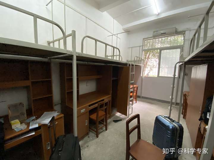 武汉理工大学的宿舍条件如何?校区内有哪些生活设施?