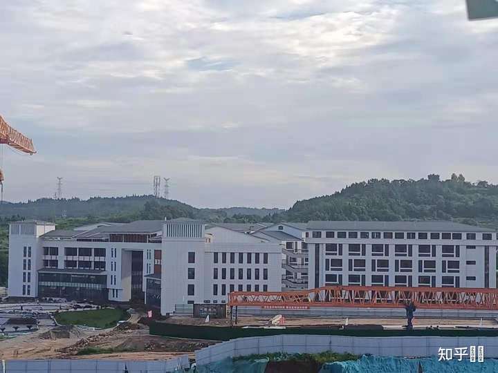 四川工业科技学院除了学费以外的其他费用贵吗?