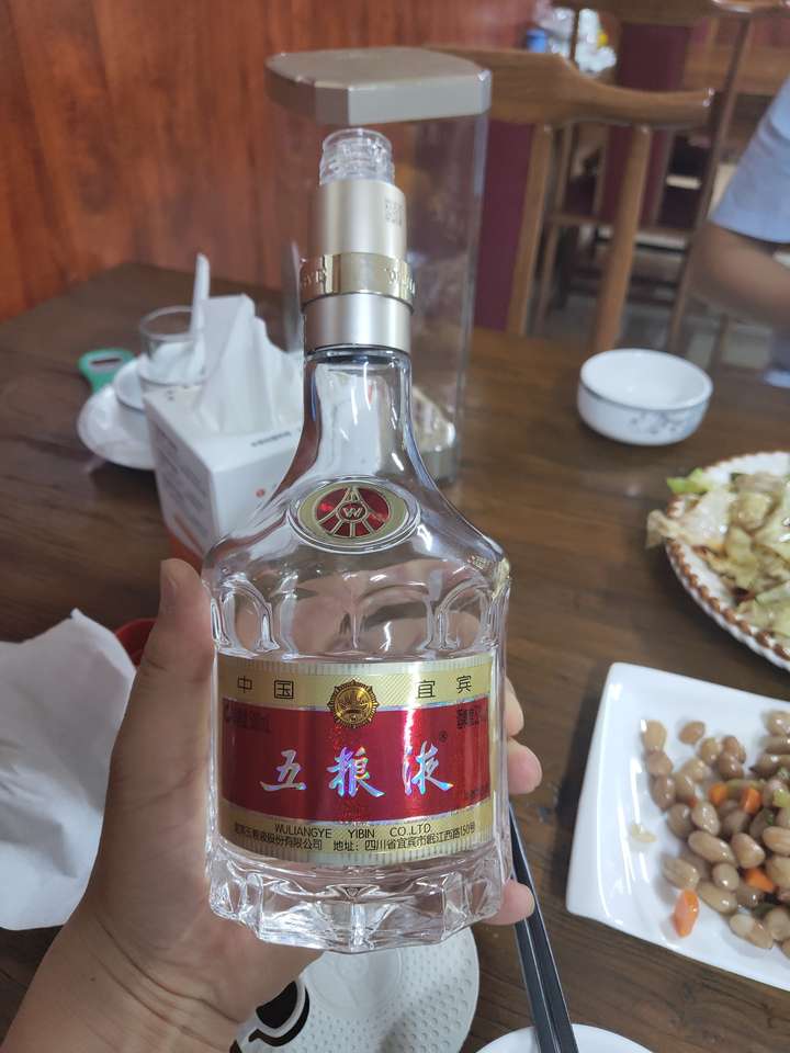 清香型,浓香型,酱香型白酒,对于不爱喝酒的人来说,哪个相对来说比较