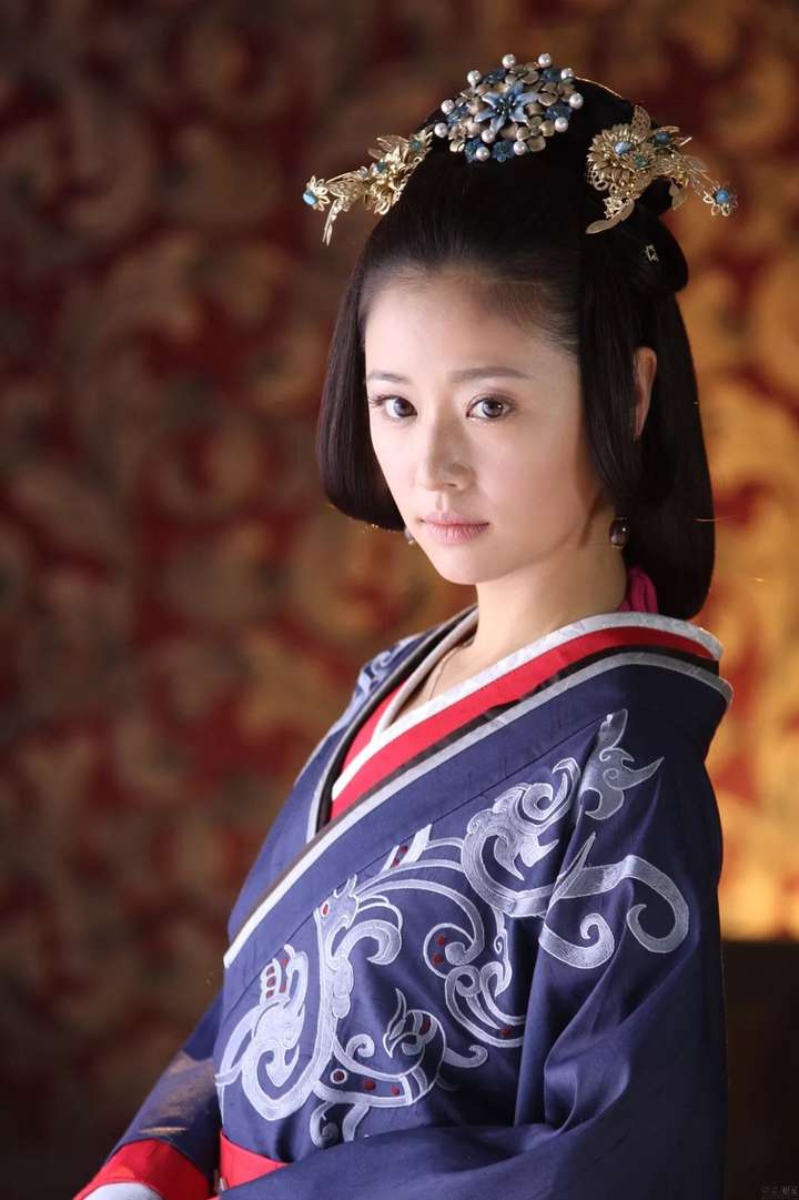 吕雉简直行走的气场 鲁元公主 莫离 吕雉身边的侍女 也是雪鸢的姑姑