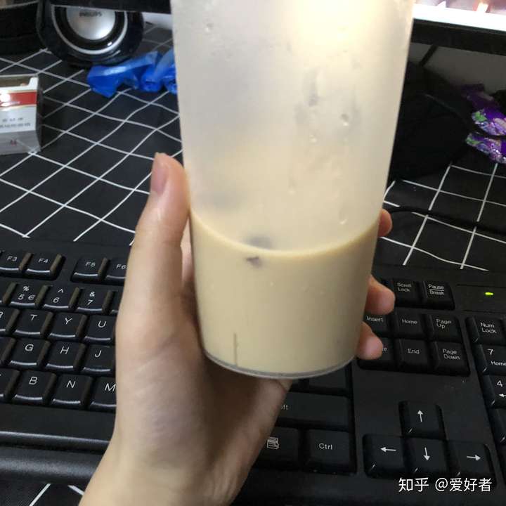 正常的女生喝奶茶是不是嘬两口就扔?