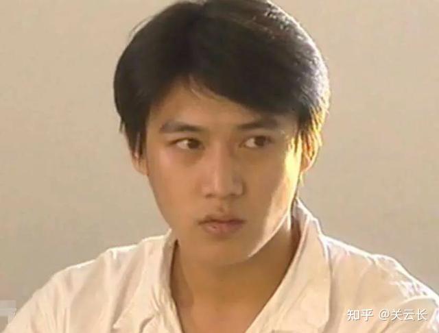 1999年,一部《永不瞑目》陆毅扮演的肖童,阳光帅气,让人一见倾心.