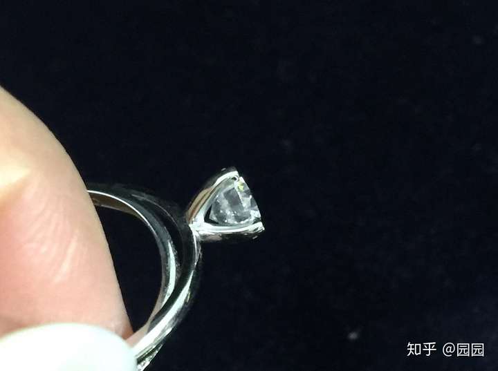 新买的周大福钻石婚戒,侧面看有断层,是正常吗?
