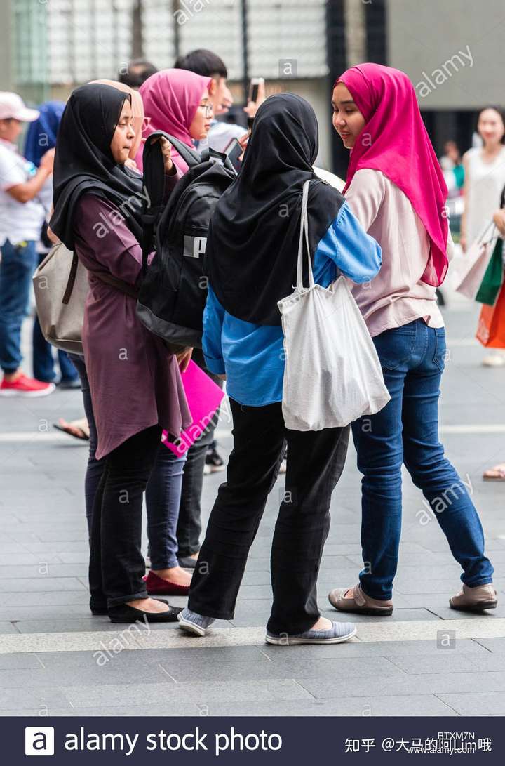 马来西亚年轻女性夏季穿着还是很保守的长袖长裤吗