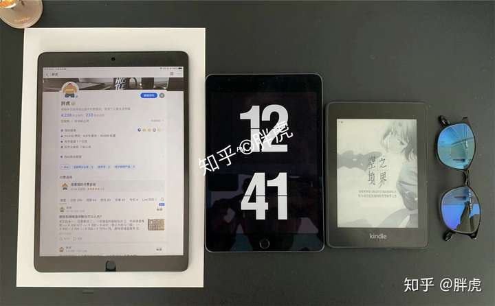 air 3(下面是a4纸),ipad mini5,kindle,眼镜是用来方便大家作为参照物