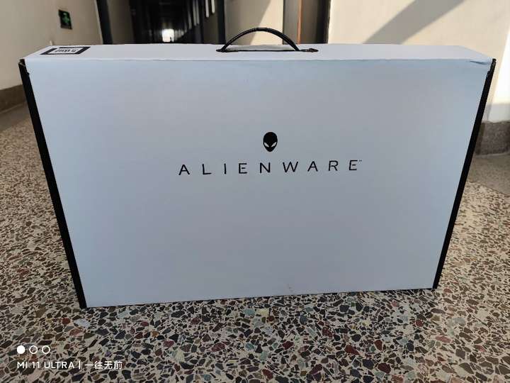 这是外星人 m15 r6的包装盒,白色的盒子,上方印有alienware,以及外星