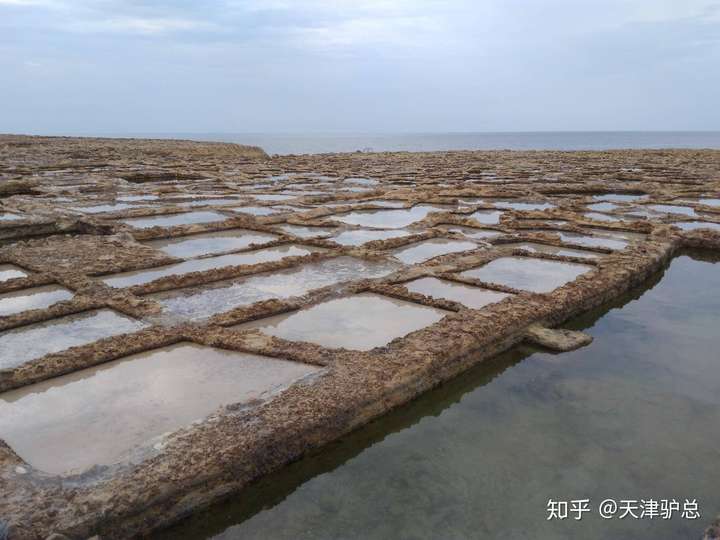 大海的潮涨潮落,会把海水填满海岸线的盐池,盐的形成过程就开始了.