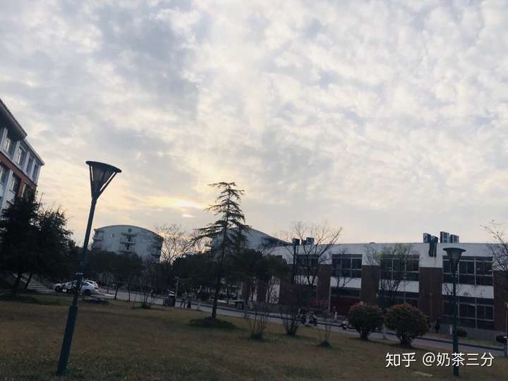 扬州大学扬子津西校区 我们学校的晨霞和晚霞特别美.