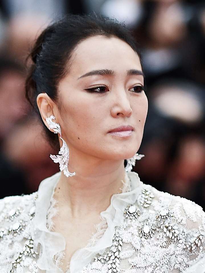 颜值不低的巩俐为什么只喜欢涂裸色口红?