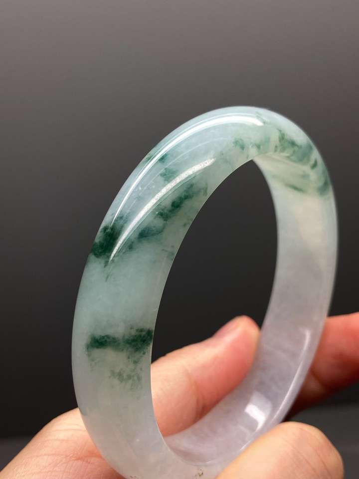 藓是形容翡翠原石上的现象的,而且藓的存在为鲜艳的阳绿正绿提供所