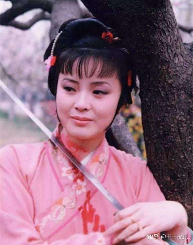 她就是饰演尤三姐的周月.