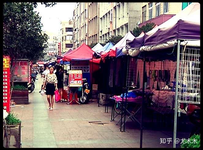 你会去小店,地摊买/卖东西吗?怎样能推动小店经济,夜间经济繁荣发展?