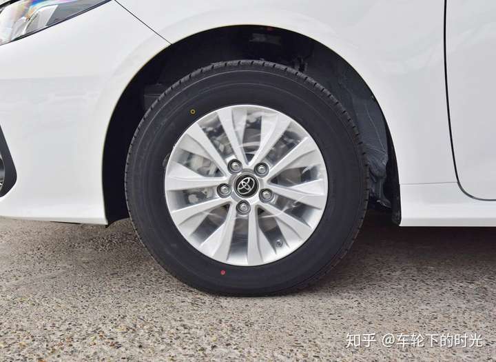 2021款卡罗拉轮胎型号,卡罗拉1.2t轮胎型号 2021款卡罗拉精英版和豪华版的主要区别在于: 轮胎规格从195/65r15