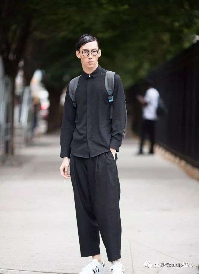 男生穿阔腿裤怎么搭配衣服还有鞋子? ?