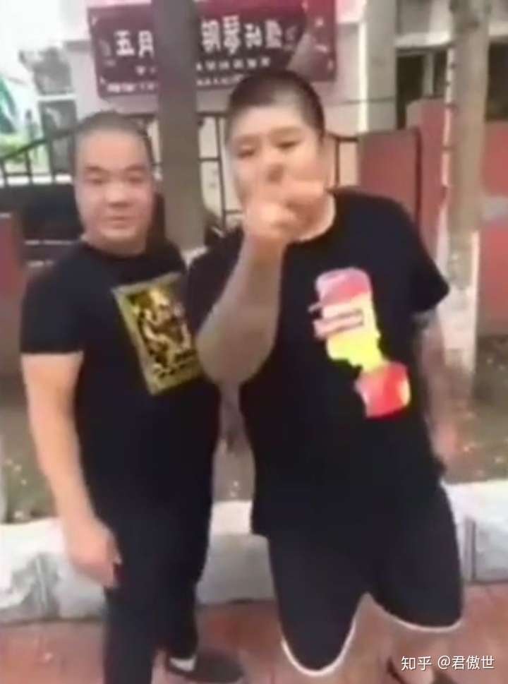 "杀马特团长啊,你看你领那几个贵物.