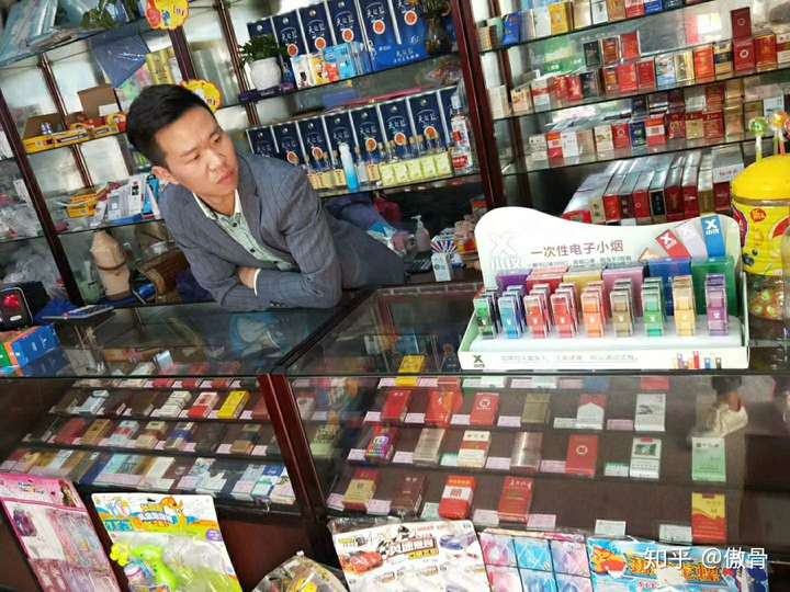 图中为深圳超市和酒店里面销售的电子烟照片
