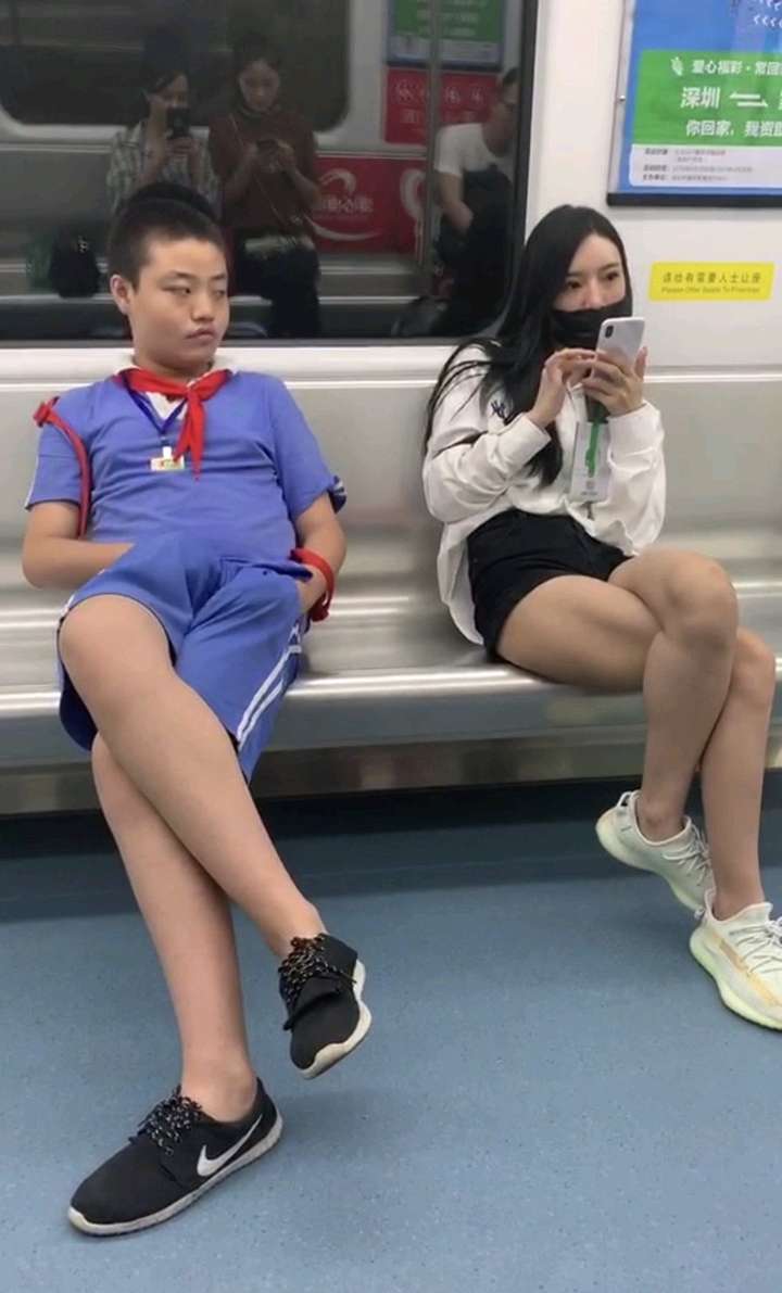如何看待11月18日深圳地铁9号线小学生对一女子做出的